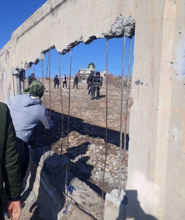 pooyanmokari's tweet photo. Dies ist kein Bild von Palästina oder einem vom Krieg zerrütteten Land. Das ist Javanrud, eine Kurdische Stadt im Westen des #Iran. So kamen die Kräfte der Islamischen Republik zu den Menschen, die auf dem Friedhof um einen Toten der Proteste trauerten.
#MahsaAmini
#مهسا_امینی https://t.co/gsrdDdKZps