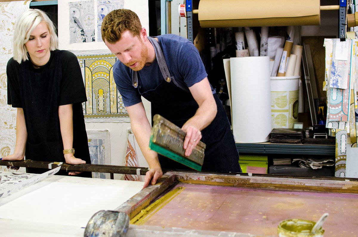 Are you looking for something different to do in 2023?

Come and learn how to screen print wallpaper in my studio in Leytonstone, East London:

abnb.me/pDFWpx9Dcwb

#artclasses #crafting #screenprinting #handmade #wallpaper #danielheathstudio #danielheath