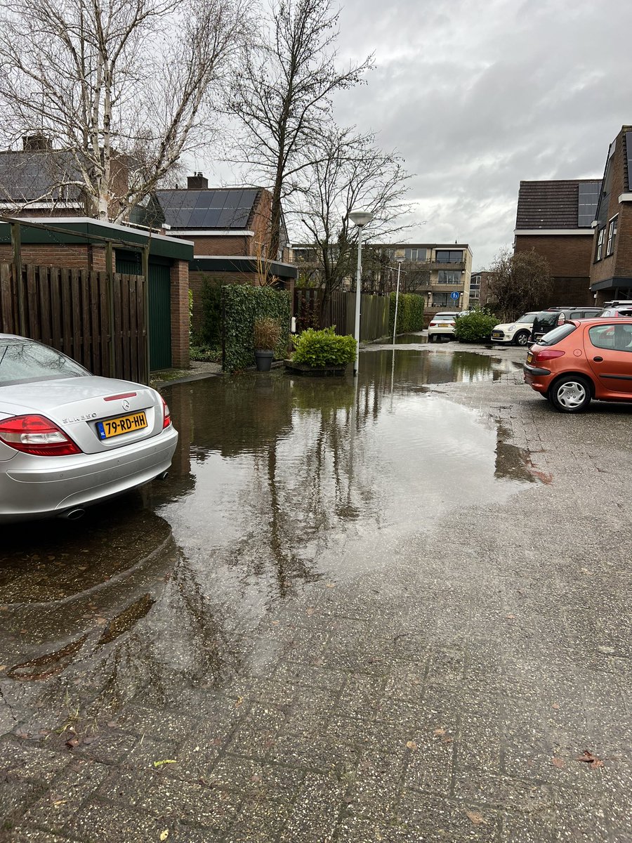 imrevw's tweet photo. @BARENDRECHTzh @BarendrechtnuNL #wateroverlast Na een regenbui staat de straat helemaal blank in Het Ruim thv nummer 29 https://t.co/nI7xe1X1rc