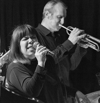 Sesi sahnemizde, sevgisi kalbimizde, anılar belleğimizde… 
#AyşeGencer  🖤
#sammsbistro