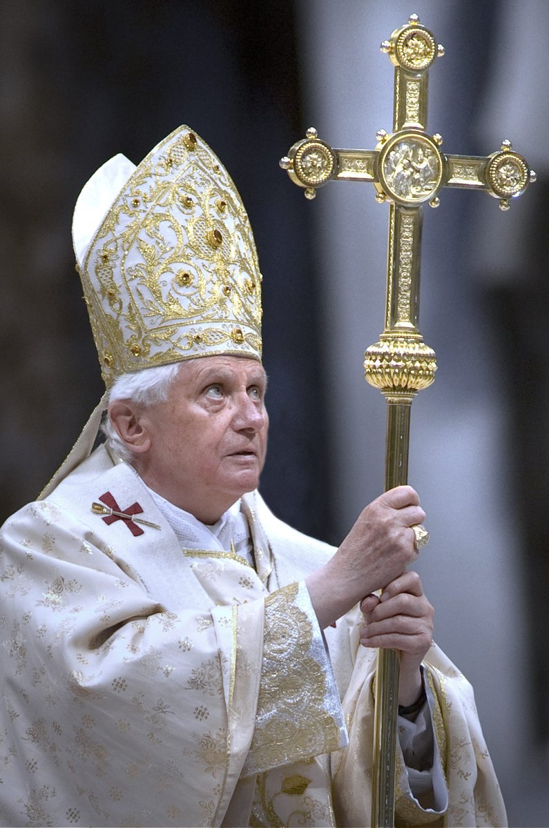HExcombatientes's tweet photo. ✝️En este último día del año 2022 ha fallecido el Papa Emérito, Benedicto XVI. 

Descanse en paz, Santo Padre. https://t.co/EZCINpIY2h