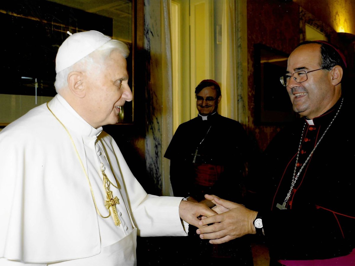 Ante el fallecimiento del Papa Emérito Benedicto XVI. #OremosJuntos por su eterno descanso. 
Que descanse en paz el servidor bueno y fiel.
