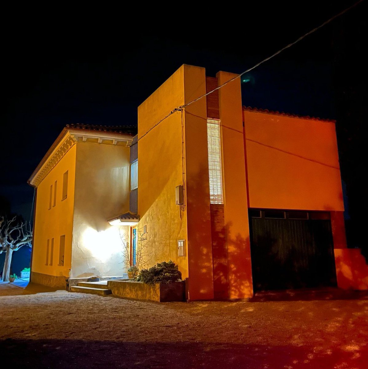 Cal_Canela's tweet photo. ✨Bona entrada al 2023! 💫 

🧡 Des de Cal Canela us desitgem un molt bon any nou, amb molt caliu i bona companyia. 🥂

📷 @CalafellLafoto 

#calcanela #almenaraalta #urgell #aralleida #catalunyainterior #allotjamentrural #bonanynou #felizañonuevo #happynewyear #bonneannée https://t.co/SQ6VGKJ1vL