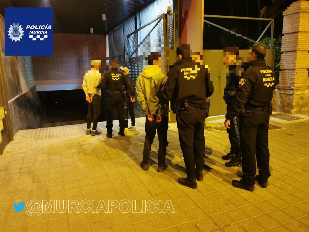 MurciaPolicia's tweet photo. Efectivos de Seguridad Ciudadana detienen a 7 varones tras una riña tumultuaria ocurrida esta madrugada en la zona de ocio de Atalayas.
👉Los sujetos participaron en una reyerta en la que lanzaron botellas de cristal y propinaron golpes y patadas a dos jóvenes. https://t.co/CEhJKRMqqk