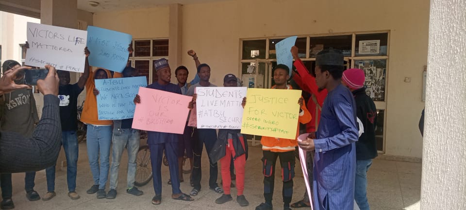 muhammadasumar's tweet photo. What is our fault?
Upon all this hardship and now our lives😭😭.
Are we to forcus on our studies and exams or insecurity?
Pls you should come to our aid🙏. 
#ATBUSLM #StudentLiveMatters #OneBallewites #WhoIsNext @ATBU_Connect @SUG_ATBU @AtbuStudents https://t.co/bAG8VBOX8P
