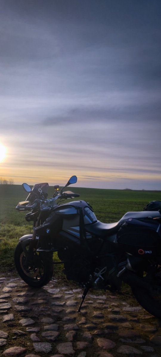 Crimogames's tweet photo. Gestern noch eine Tour vor dem Jahresende #bmwf800r #motorcycle https://t.co/MkYODrLvLV