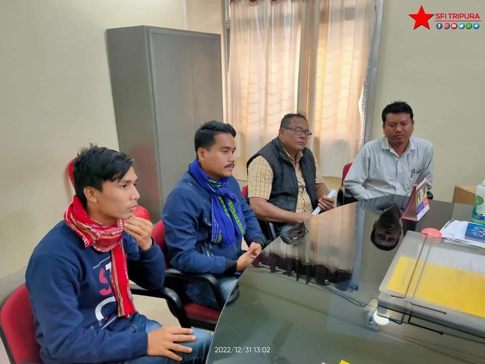 SfiKhowai's tweet photo. TSU Central Committee এবং TYF Central Committee, Tripura  এর এক প্রতিনিধি দল আজকে উচ্চশিক্ষা অধিকর্তার নিকট ৫দফা দাবিতে এক ডেপুটেশনে মিলিত হয়। 
#sfitsutripura https://t.co/5qwmjJlbXF
