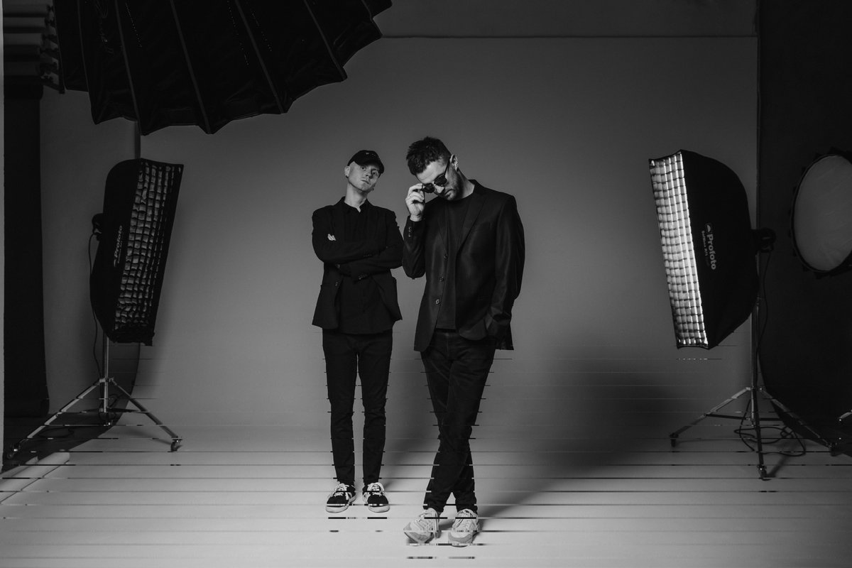 Akutemusic's tweet photo. Сябры, сёння адны лічбы зменяць іншыя. Так, гэты год быў цяжкі, але мы нарэшце выпусцілі новы альбом "Напалову тут", у якім як нам здаецца, сказалі шмат чаго і сабе і вам. Дзякуй за вашую падтрымку
Няхай нашыя агульныя мары здзейсняцца, чакаем на сустрэчы на канцэртах
Вашыя Akute https://t.co/Jio18p33iE