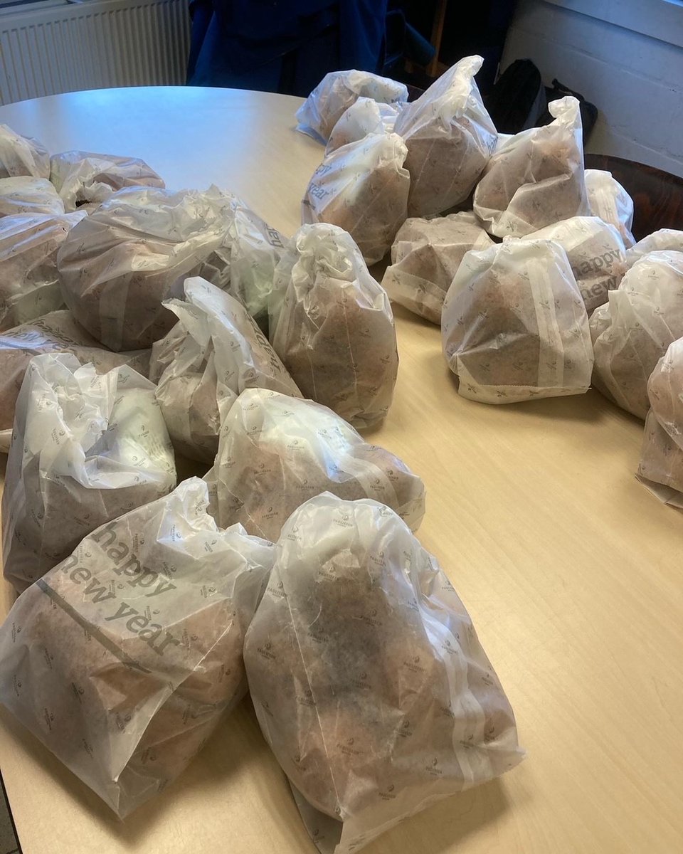 De oliebollen liggen klaar! Je kan er al omkomen. Ophalen vanaf nu tot 14.00 uur.