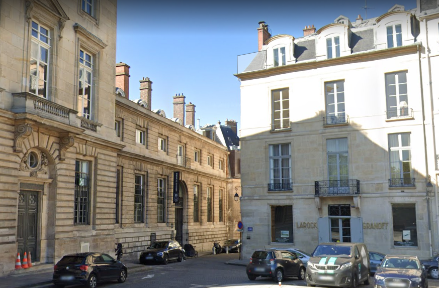 jlnyon's tweet photo. L'hôtel de Sillery aujourd'hui. Il a abrité jusqu'en 1919 la librairie Pigoreau, qui rappelait fièrement qu’elle succédait à la librairie Nyon, "fondée en 1580". https://t.co/6ZYSEURZZV