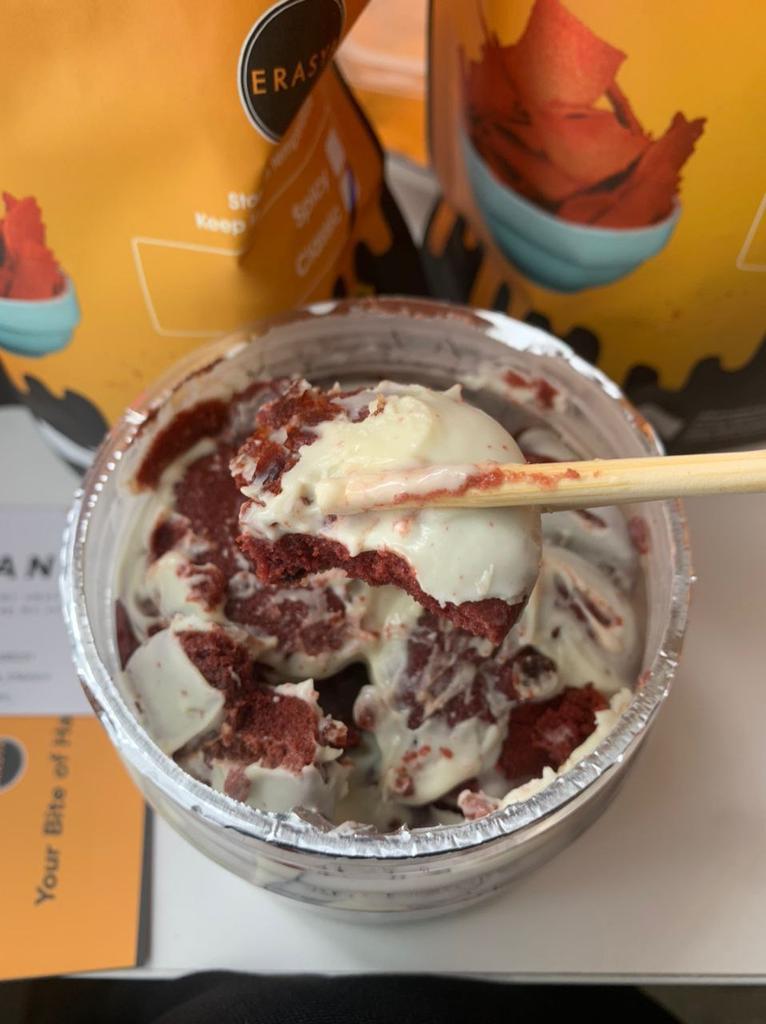 Cheq_Huda's tweet photo. Aktiviti diwaktu petang ! 🤗🌅
Nak kunyah yang mana satu dulu yaa ? 🤔 Dedua ermm dapnyaa..👉🏼👈🏼
#sayajual #popiacheese #redvelvetcookies #whitechocolate https://t.co/La1jRsrjR2