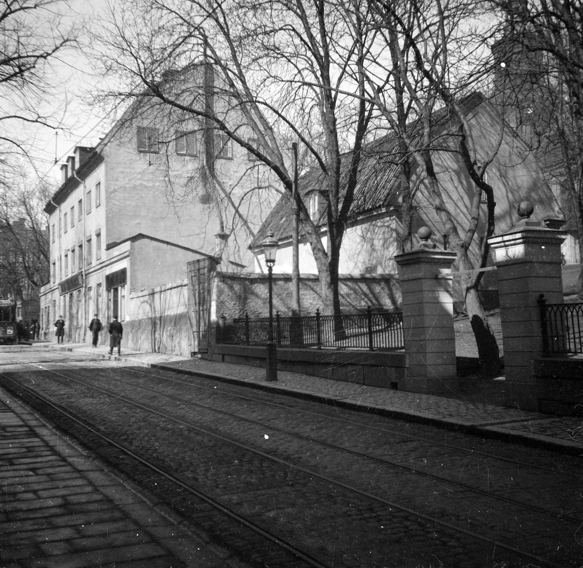 Hantverkargatan 6, Stockholm
Exteriör

Svensk arkitektur: kyrkor, herrgårdar med mera fotograferade av Arkitekturminnesföreningen 1908-23.
digitaltmuseum.se/011015012472