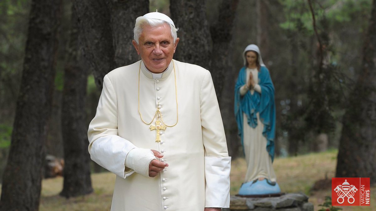 VaticanNews's tweet photo. "As of Monday morning, 2 January 2023, the body of the Pope Emeritus [Benedict XVI] will be in Saint Peter's Basilica so the faithful can bid farewell." – Matteo Bruni, Director @HolySeePress https://t.co/RUnOlscfbb