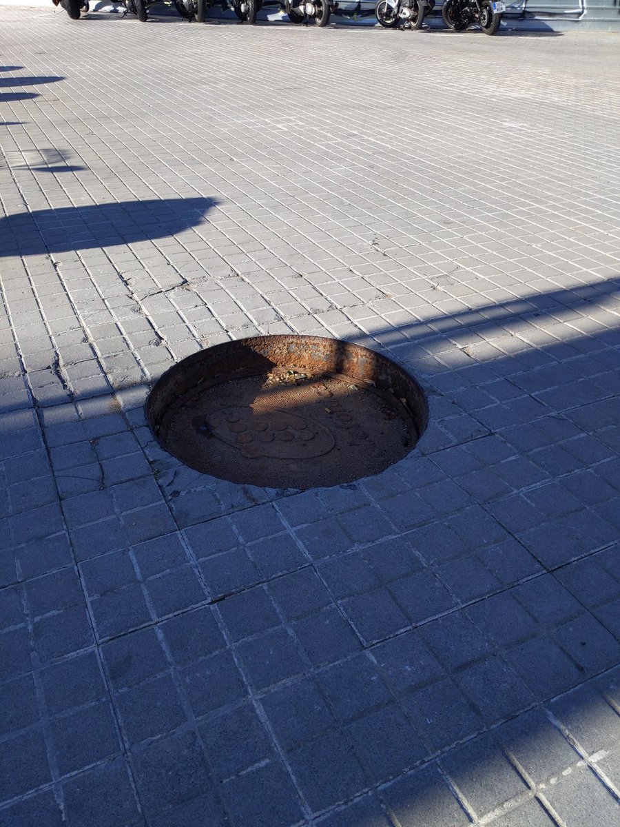 Buenos días!! ADVERTENCIAS: Tapa de telefònica unida, casi me caigo de la moto por no verla y la posible avería de coger semejante agujero. En el rato que he estado (3 minutos) se han tropezado 2 persones. Señalizar o arreglar por favor. <a href="/bcn_ajuntament/">Ajuntament de Barcelona</a> <a href="/mossos/">Mossos</a> <a href="/GUBBarcelona/">Guàrdia Urbana Barcelona</a>