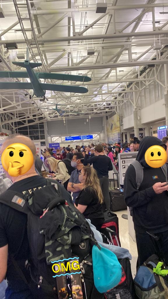 GloriFalconi's tweet photo. Increible...no hay organización en la aerolínea Southwest en aeropuerto FLL @USDOT hasta el equipo de pilotos y azafatas están en la fila. https://t.co/SJvElEHcdH