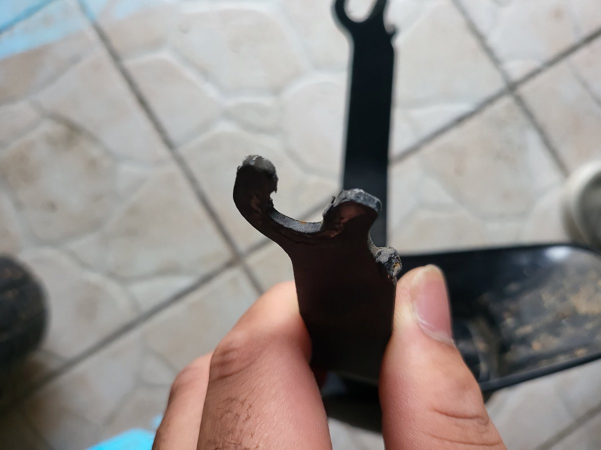 cnono94's tweet photo. @Segway Hello, I have just bought the KickScooter P100SE segway scooter for 1800 euros and I have the mudguard of the scooter which is detached even though I have not taken any dodane or other, I have come down from a sidewalk which  1 cm high. Do you have a solution to offer me? https://t.co/FlATn9sg8X