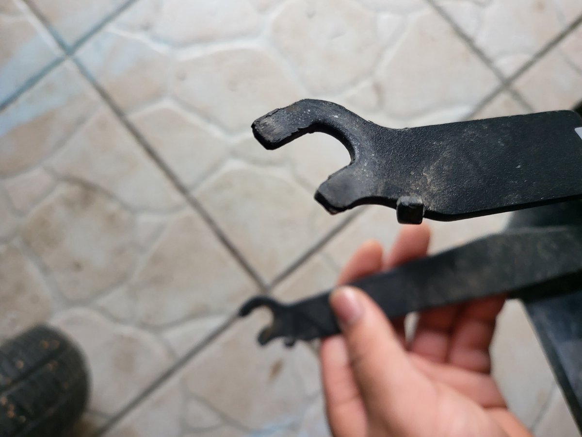 cnono94's tweet photo. @Segway Hello, I have just bought the KickScooter P100SE segway scooter for 1800 euros and I have the mudguard of the scooter which is detached even though I have not taken any dodane or other, I have come down from a sidewalk which  1 cm high. Do you have a solution to offer me? https://t.co/FlATn9sg8X