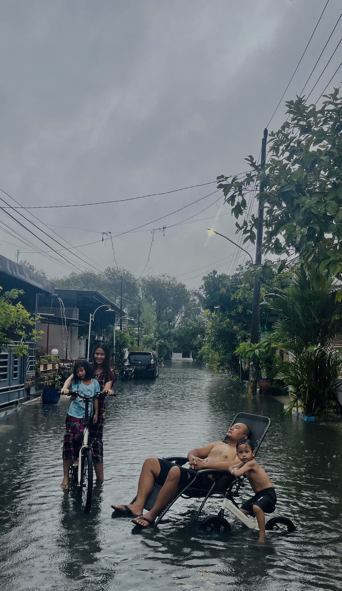 diahW_II's tweet photo. Liburan Akhir Tahun #semarangbanjir #semarang https://t.co/PxDN00QVj5