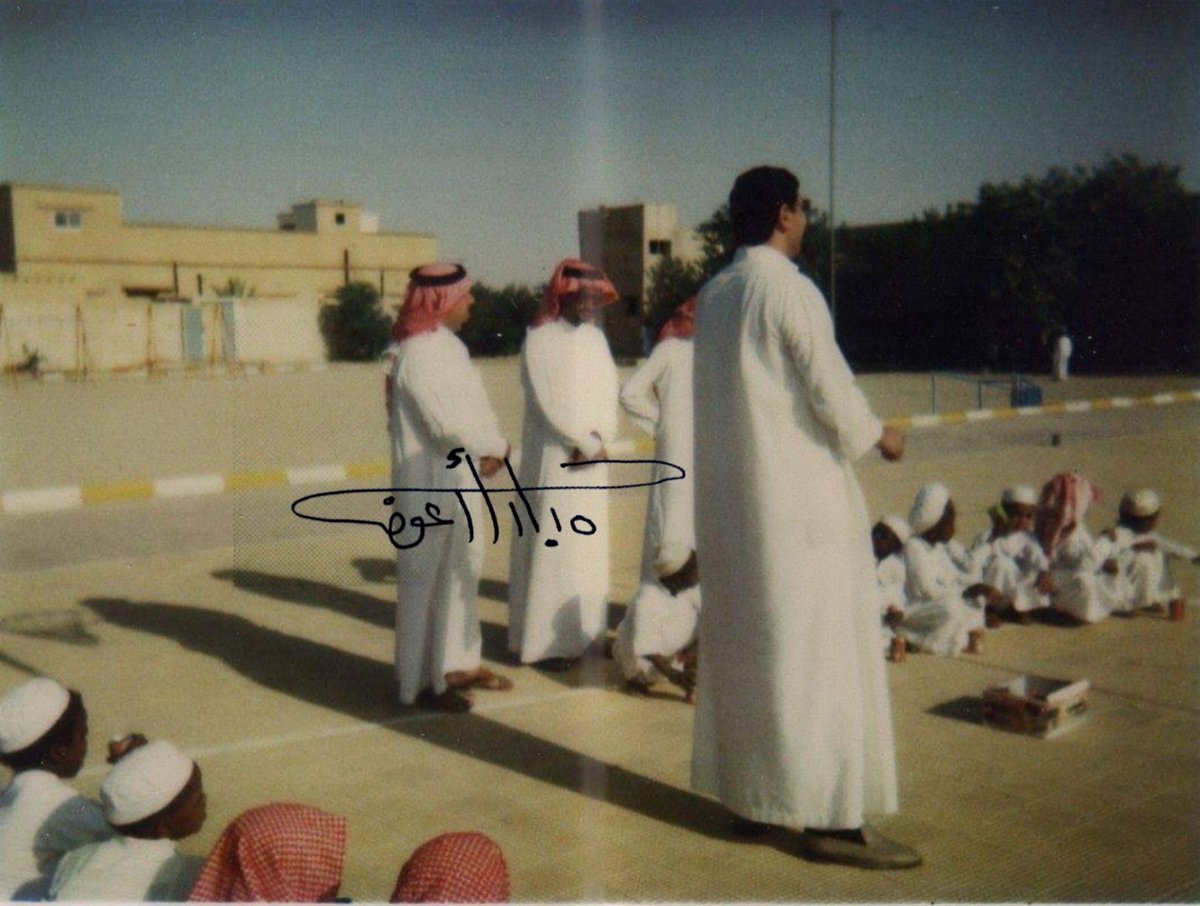 mawdd3's tweet photo. #من_الأرشيف صورة تعود إلى عام ١٤٠٧ في مدرسة #الشرافاء الإبتدائية ويظهر بالصورة محمد عبدالرحمن الشواف - رحمه الله- رئيس قسم التوجيه والإرشاد الطلابي في #تعليم_وادي_الدواسر  ومدير المدرسة - آنذاك- مبارك فواز محمد، والمرشد الطلابي ماجد عبدالمتعال حلمي السيد. https://t.co/T7w8jbonpI