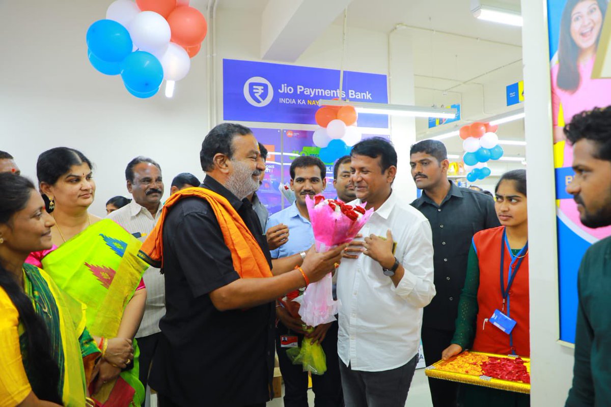 SrujanKyatham's tweet photo. ఈ రోజు కోరుట్ల పట్టణంలో నూతనంగా ఏర్పాటు చేసిన రిలయన్స్ స్మార్ట్ పాయింట్ ని ప్రారంభించిన గౌరవ శాసనసభ్యులు శ్రీ కల్వకుంట్ల విద్యాసాగర్ రావు @Vidyasagarrao_K గారు...
#Korutla ❤️
#RelianceSmartPoint
@BRSparty https://t.co/qxvnMlhadR