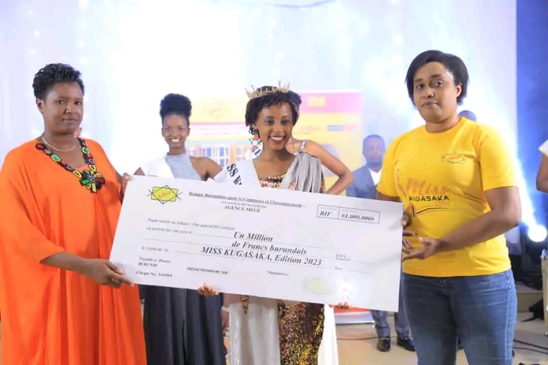 IngoMagazine's tweet photo. 🛑Ihiganwa #MissKugasaka2023 ryaraye rirangiye✍

Mubashitse mu gice canyuma, umwigeme yatahanye ikibanza cambere muri iryo higanwa, mwiza kandi aciye ubwenge ni #Kaze_Lydia.
Akaba yatahukanye agashimwe:
👉1.000.000fbu
👉kurihigwa ishure umwaka wose n'ubundi burusho
#Burundi https://t.co/XQj9YoKczT