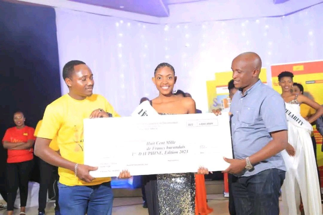 IngoMagazine's tweet photo. ✍Icababa ciwe ca 1 ni #Mutima_Rose_Maëva, nawe akaba yahawe agashimwe kangana 800.000 fbu
✍Icegera ca 2 ni #Hatangimana_Christa_Olivia  yahawe 500.000 fbu 
✍Umwigeme yakunzwe n'abantu (Miss populaire) nawe ni #Nishimwe_Marie_Justine yahawe  500.000fbu.
#ingomag https://t.co/XN9VSqg9r0