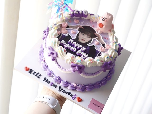 __011218__'s tweet photo. ˗ˋˏ 1️⃣2️⃣1️⃣8️⃣ ˎˊ˗ 

보윤이의 22번째 생일을 맞아
보윤피셜 닮은 동물인 귀여운 아기돼지와
좋아하는 보라색으로 꾸민 케이크 +
추운 겨울, 따뜻하게 보내라는
마음을 담아 부츠와 모자를 전달했습니다 🤍

w. @peachyamcrush @KIM__YOON
@kbyn__warehouse 💌 @unibo__ 

#앞으로도_오래보며_행복해윤 https://t.co/Cv4KvMlMdj