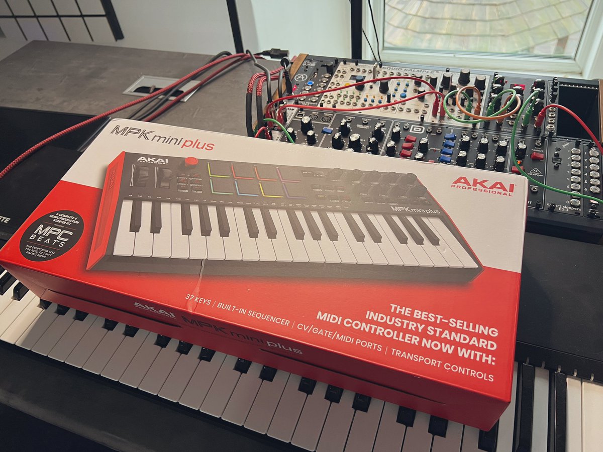 DjFrnik's tweet photo. Well heeelloo beautiful 👏🏻
#akai #miniplus #modularsynth #musicproducer #synthesizer https://t.co/nLYK28h2Vf