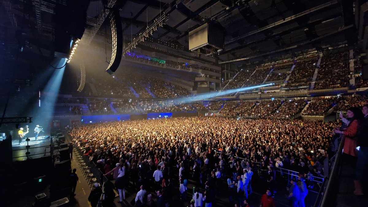 Lo de ayer fue increíble, la verdad. Concierto largo, pero se te hace muy corto. Setlist muy variado, escenografía y cambios bastantes asombrantes.... dejo uno foto que lo resume mejor.  Son <a href="/HombresG/">Hombres G Oficial</a>  ayer llenando una vez más el @WiZinkCenter