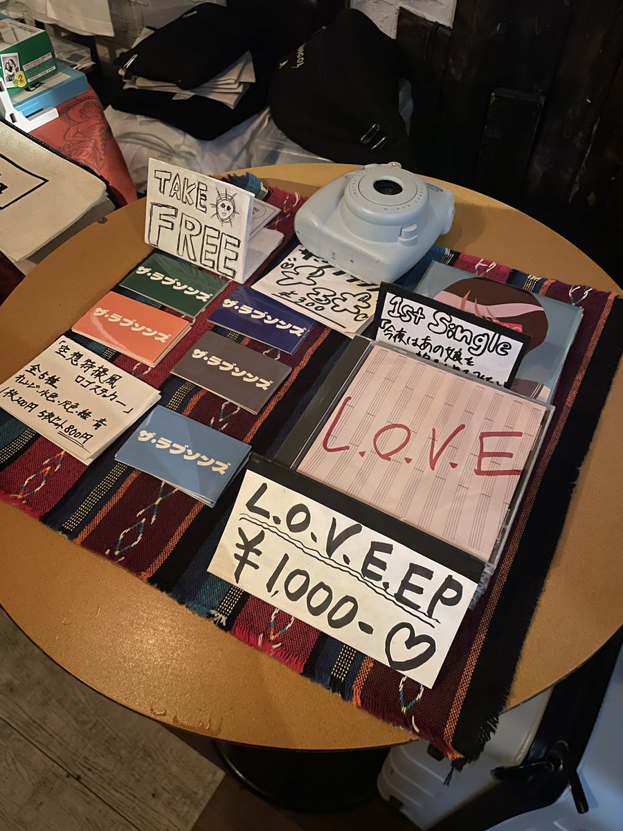 THELOVESONS's tweet photo. 年内最後の物販出してます！
気になってたけど買い忘れてた方、今が��ャンスです！ぜひ！ https://t.co/PnCVzfzeaX