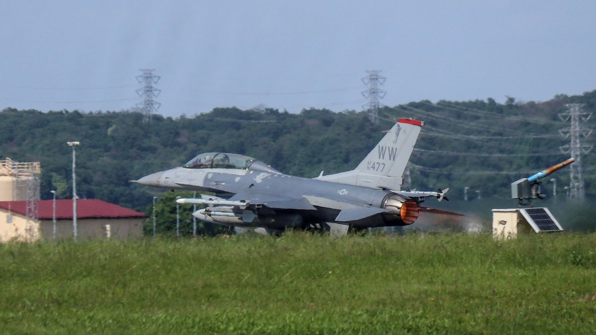 shin17012893's tweet photo. #2022年を写真4枚で振り返る
①横田基地日米友好祭
F-16DM 91-0477 WW
②横田基地にエアフォースワン着陸
③皆既月食
④舞台
『VOYAGE TO THE HAVE-NOTS』
#横田基地日米友好祭
#F16DM
#エアフォースワン
#皆既月食
#ボヤノッツ https://t.co/sEVW34bDET