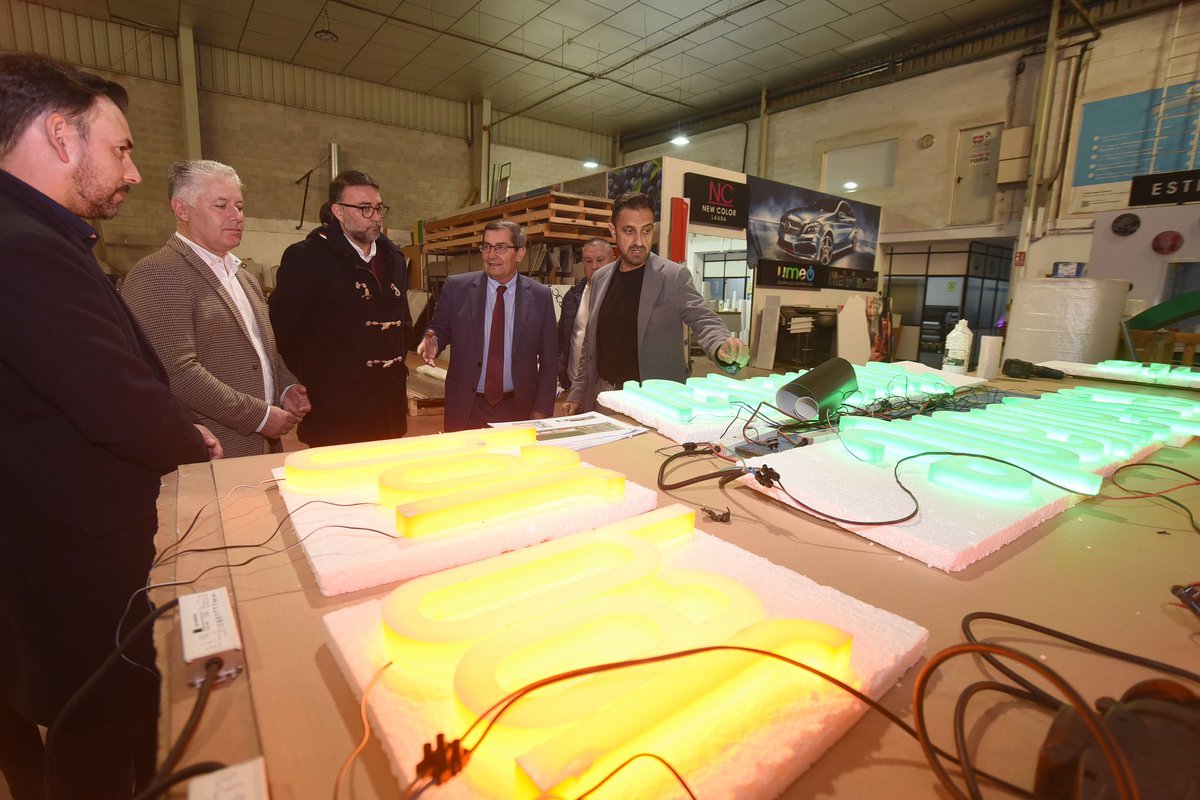 _PepeEntrena's tweet image. Visita,acompañado del alcalde del municipio,a las instalaciones de Rótulos Studio en Vegas del Genil.Un claro ejemplo d éxito donde esfuerzo,creatividad y tecnología se funden para desarrollar productos d marketing e imagen que ayudan al éxito empresarial. Granada tiene futuro.