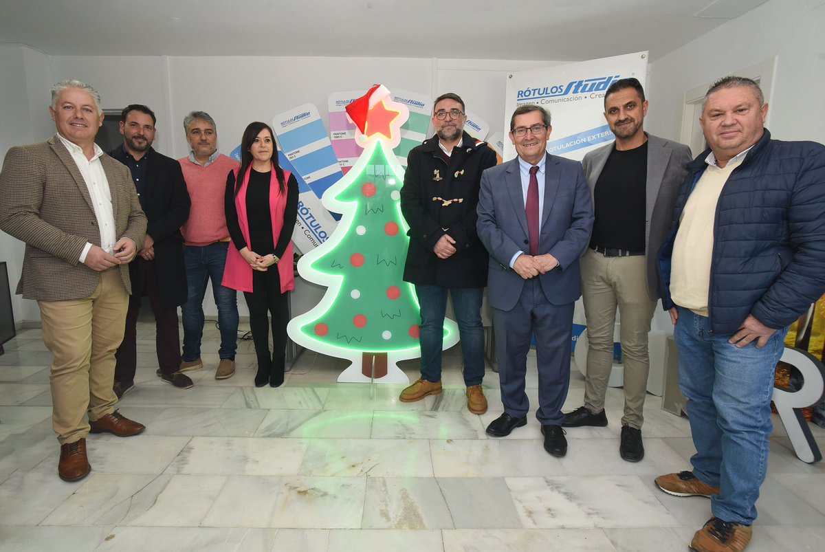 _PepeEntrena's tweet image. Visita,acompañado del alcalde del municipio,a las instalaciones de Rótulos Studio en Vegas del Genil.Un claro ejemplo d éxito donde esfuerzo,creatividad y tecnología se funden para desarrollar productos d marketing e imagen que ayudan al éxito empresarial. Granada tiene futuro.