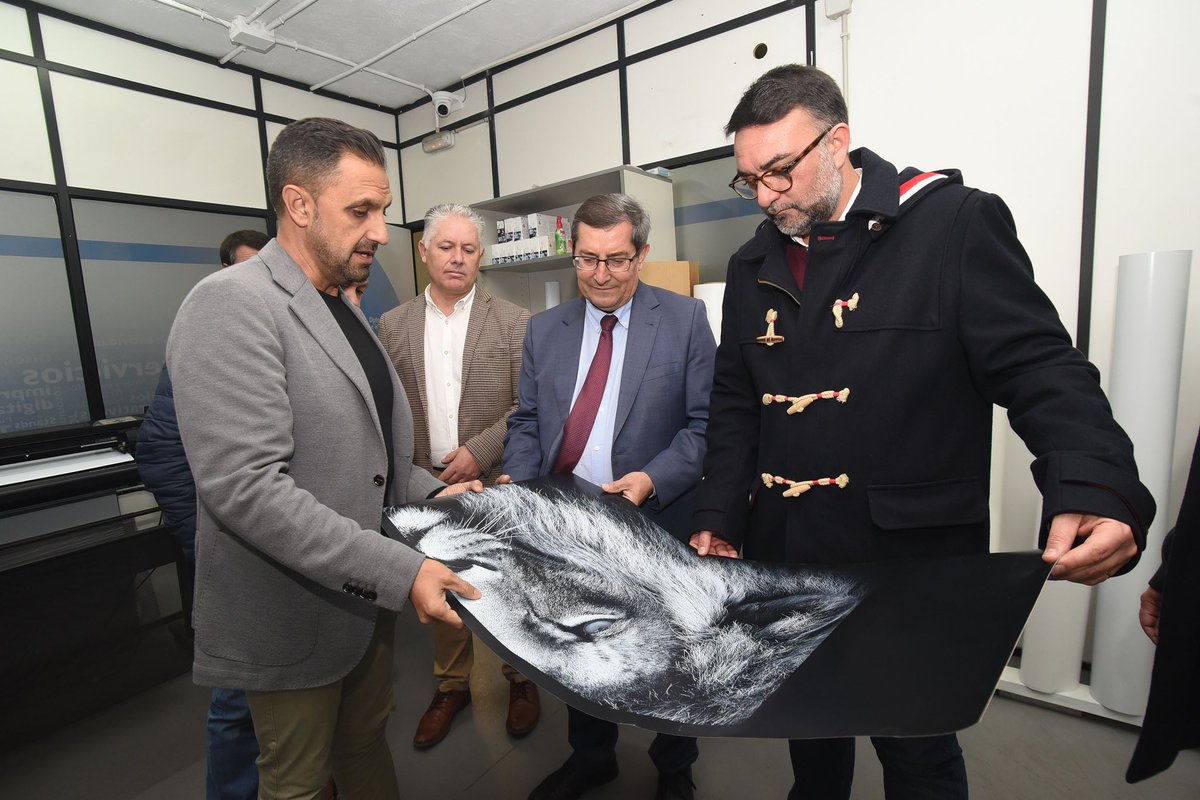 _PepeEntrena's tweet image. Visita,acompañado del alcalde del municipio,a las instalaciones de Rótulos Studio en Vegas del Genil.Un claro ejemplo d éxito donde esfuerzo,creatividad y tecnología se funden para desarrollar productos d marketing e imagen que ayudan al éxito empresarial. Granada tiene futuro.