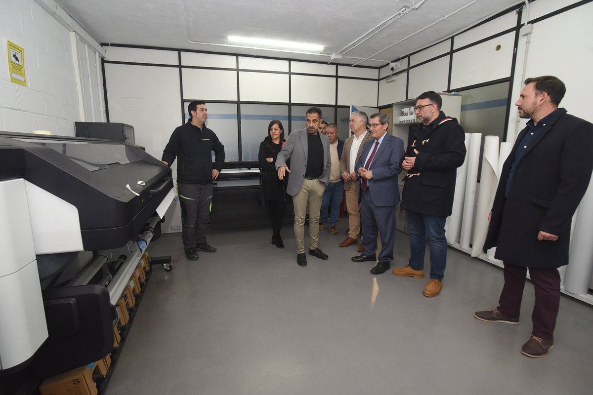 _PepeEntrena's tweet image. Visita,acompañado del alcalde del municipio,a las instalaciones de Rótulos Studio en Vegas del Genil.Un claro ejemplo d éxito donde esfuerzo,creatividad y tecnología se funden para desarrollar productos d marketing e imagen que ayudan al éxito empresarial. Granada tiene futuro.