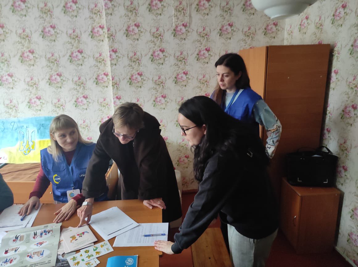 AnkaFeldhusen's tweet photo. @UNICEF_UA у Рівному успішно продовжує розпочату нами ще у 2014 р. важливу роботу з реабілітації дітей з інвалідністю внутр. пере. осіб.Поспілкувалася з українцями,які знайшли прихисток у Рівному.Впевнена, що вони в надійних руках.Мріють про повернення додому! #StandWithUkraine https://t.co/uhffDNkbTU