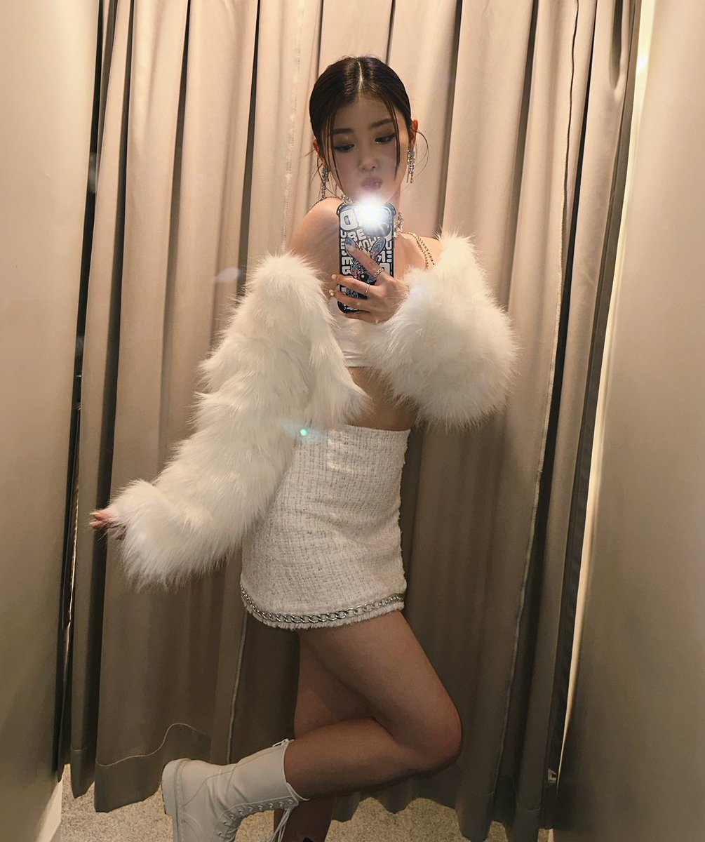 xynfeed's tweet photo. hot girls wear white in december https://t.co/kL3jvUD7wE
