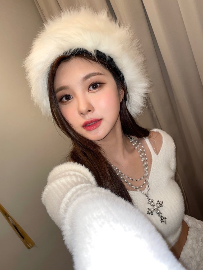xynfeed's tweet photo. hot girls wear white in december https://t.co/kL3jvUD7wE