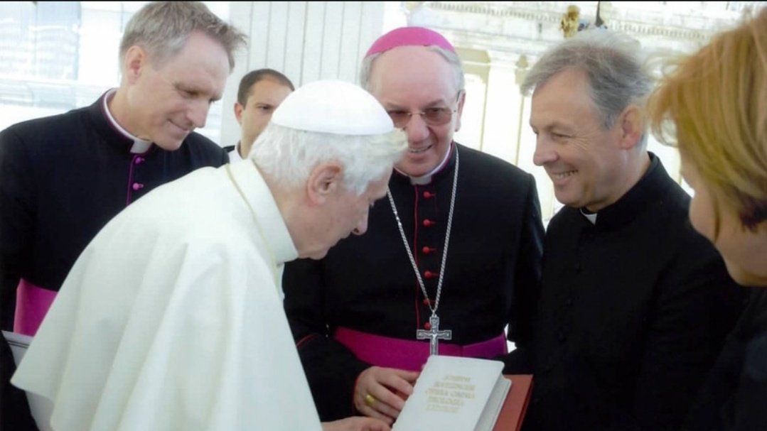 KUL_Lublin's tweet photo. Kard. Joseph Ratzinger, a następnie papież Benedykt XVI, był jedną z najwybitniejszych postaci Kościoła katolickiego w XX i XXI w. – podkreśla w oświadczeniu Kolegium Rektorskie @KUL_Lublin. Kard. Ratzinger w październiku 1988 r. odebrał doktorat honoris causa KUL. https://t.co/Swnz4WbV1e