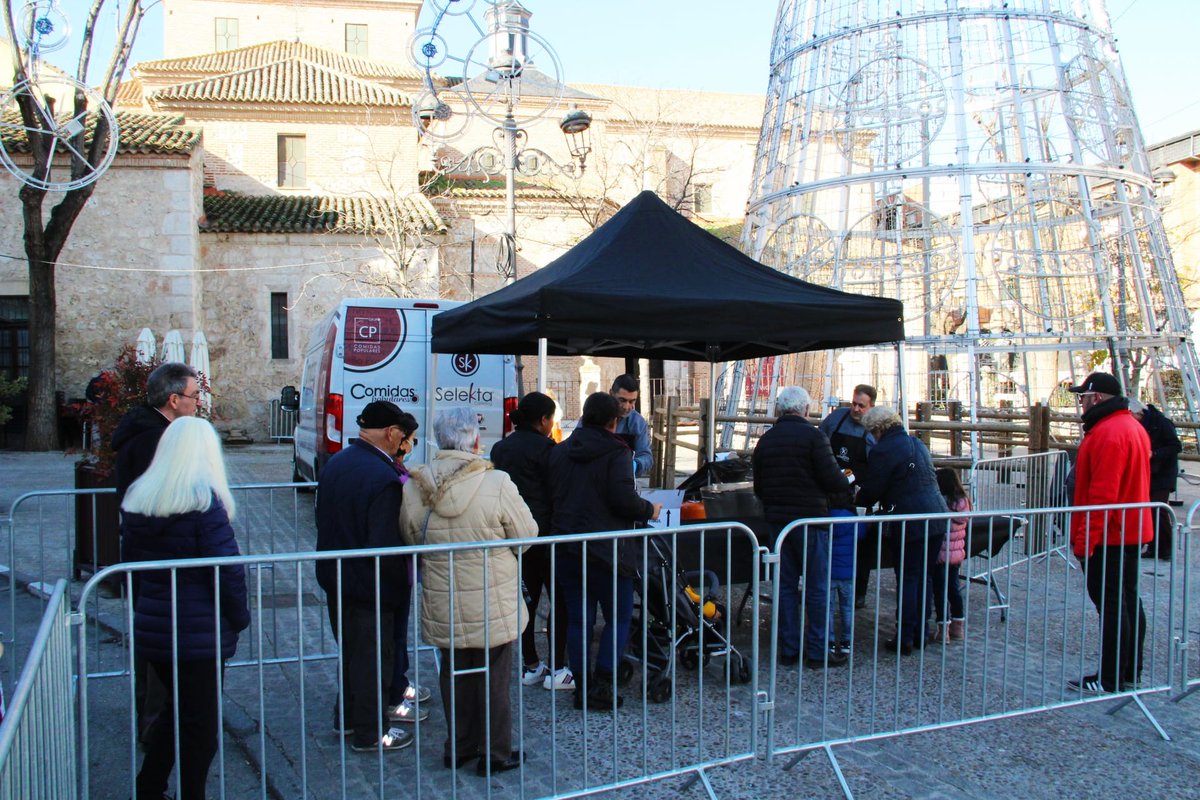 Arganda_Ayto's tweet photo. La mañana de Nochevieja ha comenzado con una chocolatada con churros en la Plaza de la Constitución, donde se han preparado 500 raciones, previas al concierto de Cantajuego "El show de Coco y Pepe" #Arganda #NavidadenArganda https://t.co/hhGqOvb4R7