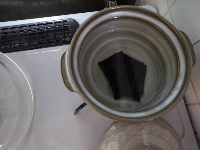～あわせ出汁の取り方①～昆布は前日から水のまま鍋に入れて一晩寝かせるだけで出汁が取れます。さらに出汁を取りたければ、弱火で10分以上かけて沸かしましょう。ただし、沸騰させるとヌメリや苦味が出てしまうので、沸騰する直前で火を止めて、昆布を取り出します。 