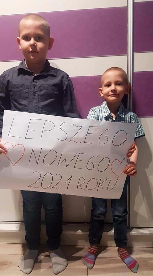 MartaWitecka1's tweet photo. To zdjęcie z grudnia 2020 roku. Pełne nadziei, miłości (Olaf ogolił się na łyso dla Natanka). Nowszego już nie będzie, ale to, niech będzie przesłaniem na każdy kolejny rok. Dlatego życzę wszystkim Lepszego Nowego Roku. I zdrowia i miłości. Bądźcie jak #PanTorpeda - niezłomni💙🚀 https://t.co/cIWc3JgS3Z