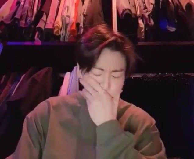 zoandorama's tweet photo. jungkook recebendo a notícia que a IU está namorando, é não é com ele! https://t.co/zYl0KGi0US