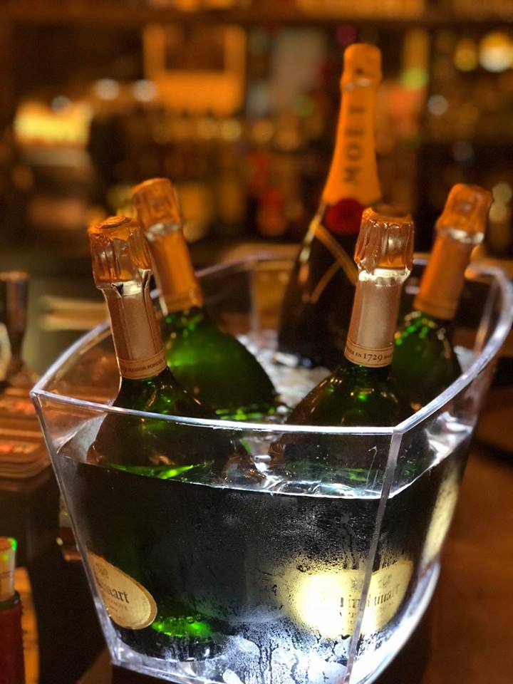ChezFranklin's tweet photo. Ce soir, nous sommes complets pour le Réveillon du Nouvel An ! Nous vous souhaitons une excellente soirée, que vous fassiez la fête ou pas. Bon réveillon à toutes et tous, et amusez-vous bien ✨ https://t.co/03NvT1yFJm