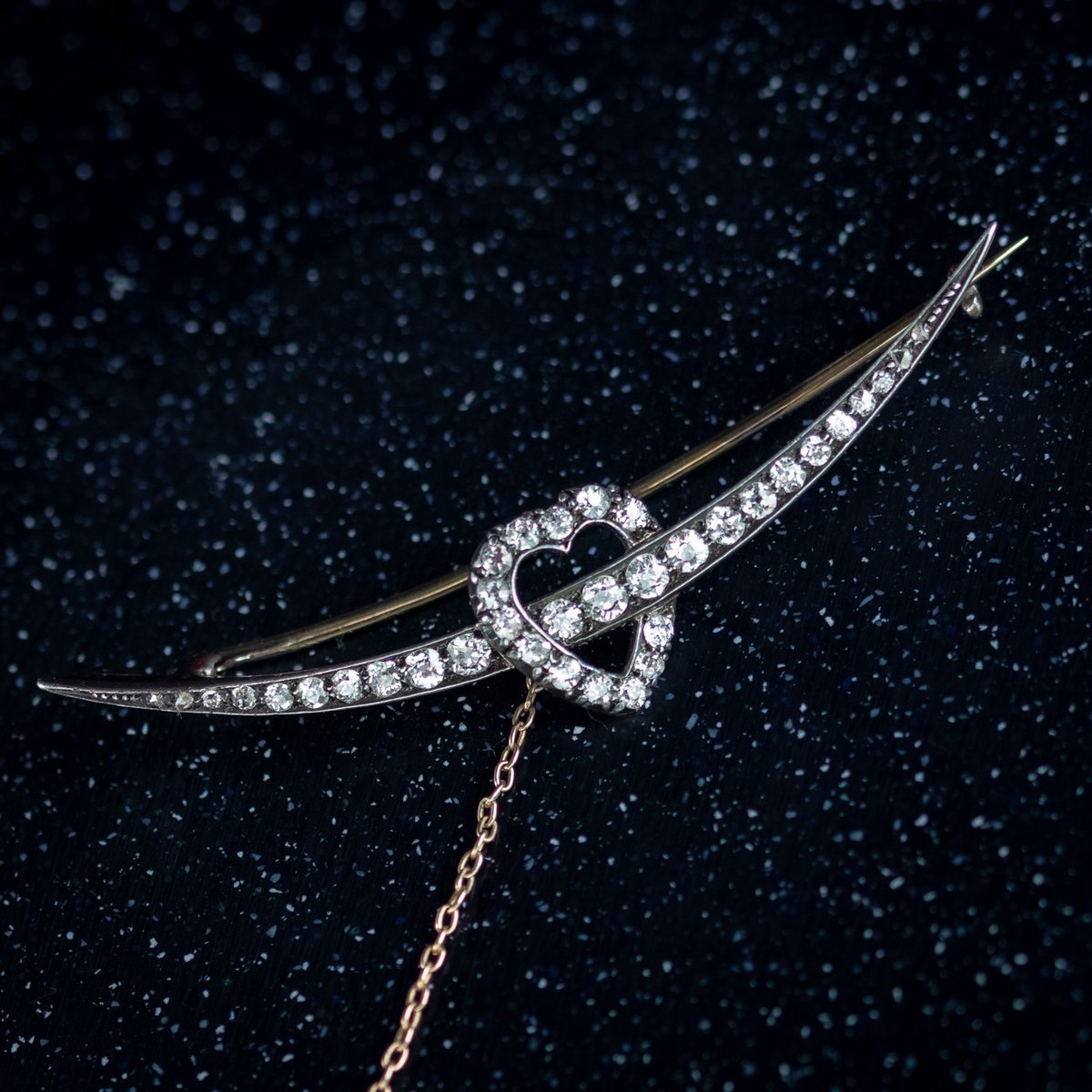 Antique_Group's tweet photo. A sweet antique entwined heart and crescent brooch from the late Victorian era, decorated with a gorgeous collection of glistening old mine cut diamonds that graduate from tip to tip on the crescent and chase around the border of the heart.

https://t.co/AhSFIiWgOO https://t.co/g2cuahvatq