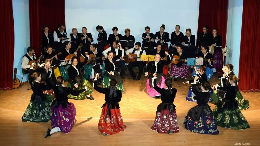 CyDMagaceda's tweet photo. Rozando el "aforo completo" en nuestro Festival Folklórico Navideño, damos por finalizado el 2022 ✨.
Desde los @CyDMagaceda os deseamos, de todo corazón un feliz 2023.
¡Hasta el año que viene, amigos/as del folklore manchego! 💚

#CyDVirgenMagaceda #FolkloreManchego https://t.co/lztOnZUg9Z