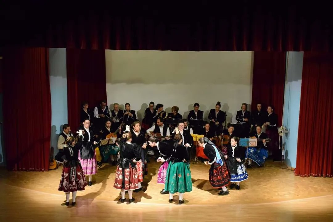 CyDMagaceda's tweet photo. Rozando el "aforo completo" en nuestro Festival Folklórico Navideño, damos por finalizado el 2022 ✨.
Desde los @CyDMagaceda os deseamos, de todo corazón un feliz 2023.
¡Hasta el año que viene, amigos/as del folklore manchego! 💚

#CyDVirgenMagaceda #FolkloreManchego https://t.co/lztOnZUg9Z