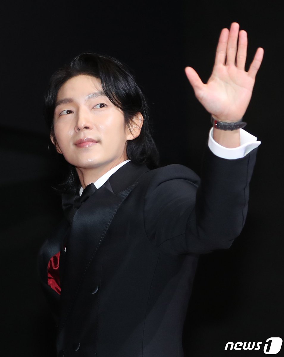 jgthaifamily_'s tweet photo. [Media pic] 2022.12.31

อีจุนกิ ร่วมงาน SBS Drama Awards 2022

#SBS연기대상 #2022SBS연기대상 #연기대상 #SBS드라마 #Againmylife #어게인마이라이프 #Againma #어겐마 #이준기 #LeeJoonGi #อีจุนกิ #ลีจุนกิ #LeeJunKi https://t.co/Aw2jyIF7KR