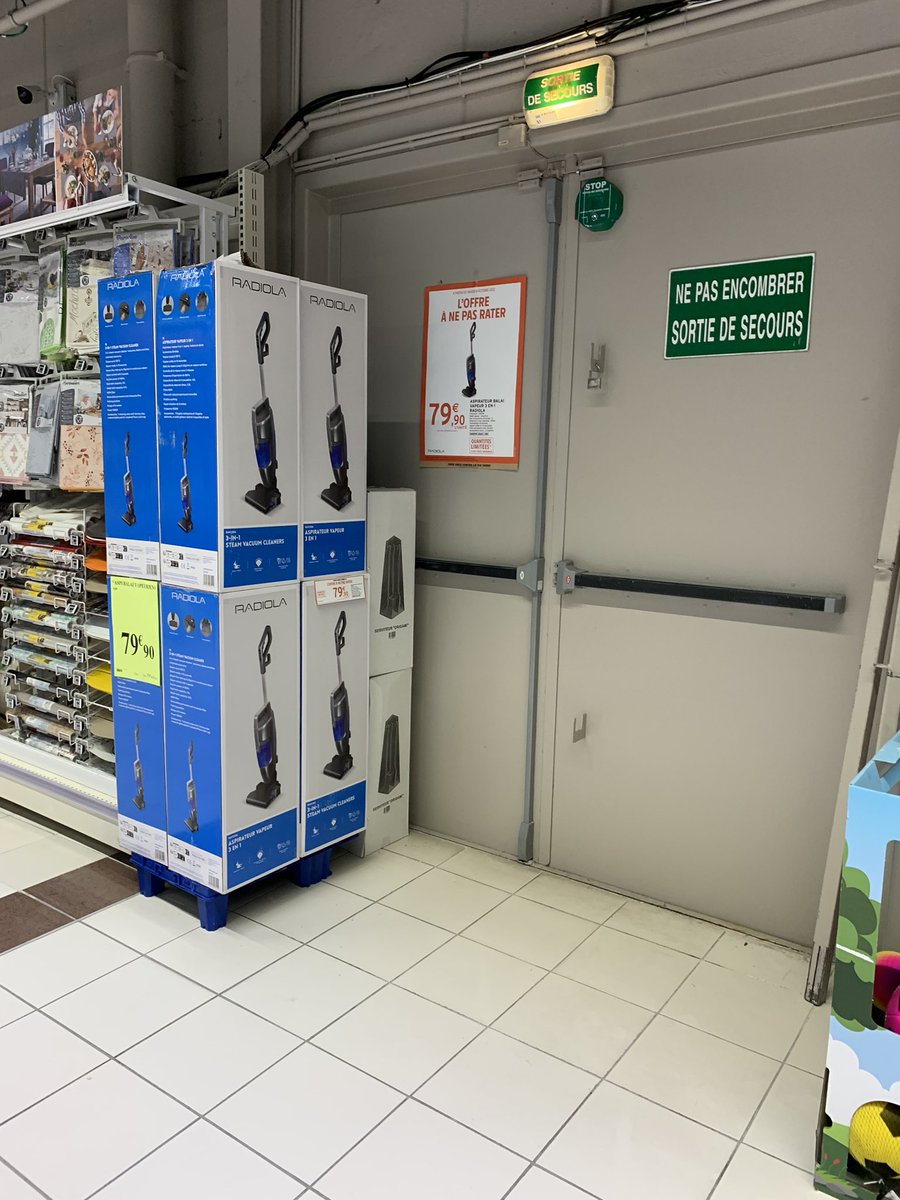 AdVitam18's tweet photo. 2h après ouverture au public, à une date et une heure de grande fréquentation, les employés de cet @intermarche de Picardie en ont strictement rien à faire de la sécurité des clients. Ce qui compte, c’est le pognon 💰
#Intermarché #Issuedesecours #Moyensdesecours https://t.co/67y3YxHhG8