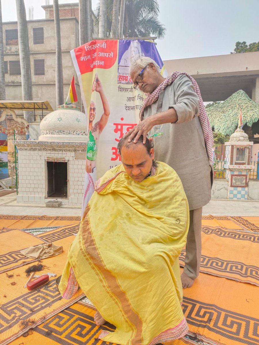 JainMaggii's tweet photo. The Jain community from all over the country shaved their heads by performing 'Mundan Aandolan'. 

The Jains showed their massive protest against the government for declaring their supreme pilgrimage Sammed Shikhar Ji as a tourist place.

#DeclareShikharJiPavitraTirth https://t.co/hRovhD5TRk